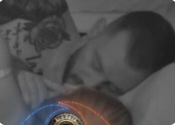 VIDEO / Romeo dhe Heidi nuk përmbahen në krevat, momente intime nga çifti