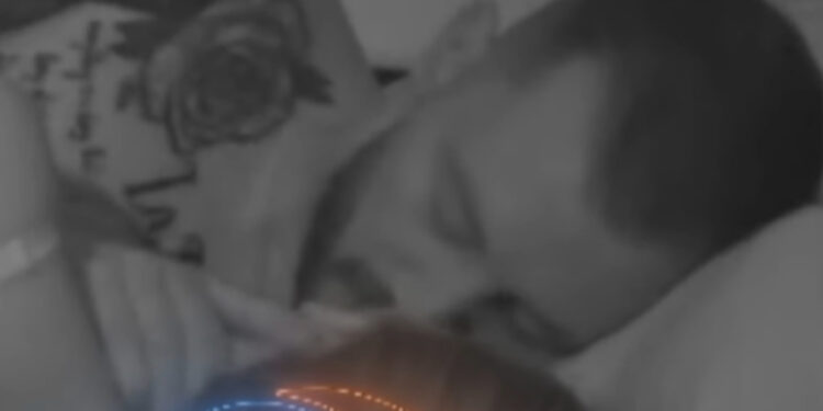 VIDEO / Romeo dhe Heidi nuk përmbahen në krevat, momente intime nga çifti