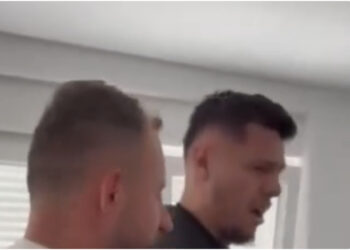 VIDEO/ Mirlind Daku e merr vesh ftesën e Sylvinhos nga televizori, familjarët festojnë me armë, sulmuesi shpërthen në lot