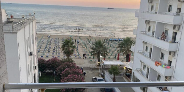 Prag sezoni/ Bizneseve të Durrësit u shtrenjtohet uji me 7.7%, të Kavajës me 49%