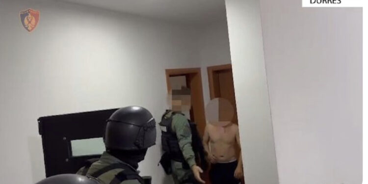 Mbajti peng dy fëmijët, zbulohet identiteti i 40-vjeçarit që terrorizoi lagjen te ‘Shkëmbi i Kavajës’ me kallashnikov