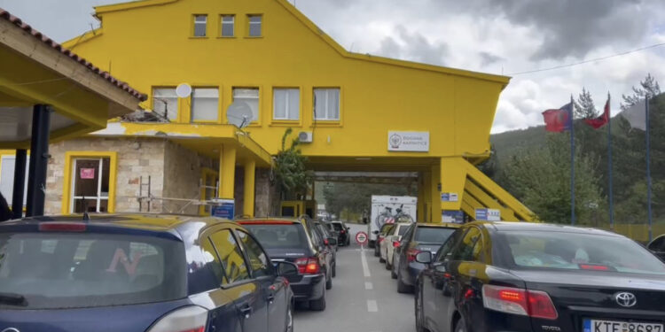 Shtohet fluksi i automjeteve gjatë 24 orëve të fundit në pikën e kalimit kufitar në Kapshticë.