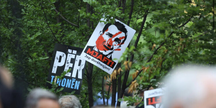 Blushi në protestë: Sot janë të 7-at e Veliajt