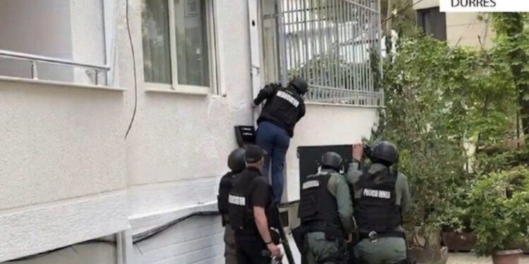 Terror në Durrës/ 40-vjeçari luftë me RENEA-n, mbante peng dy fëmijët e mitur