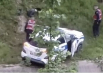 FOTO/ Makina e policisë bie në Lanë 