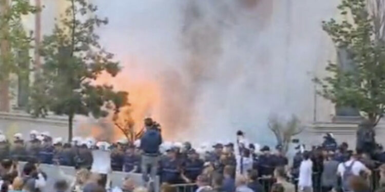 Foto-Lajm/ Tensione para Bashkisë Tiranë, protestuesit hedhin bomba molotov