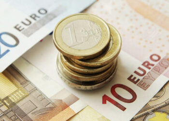 Këmbimi valutor 19 maj/ Me sa blihen e shiten dollari dhe euro, çfarë ndodh me monedhat e tjera