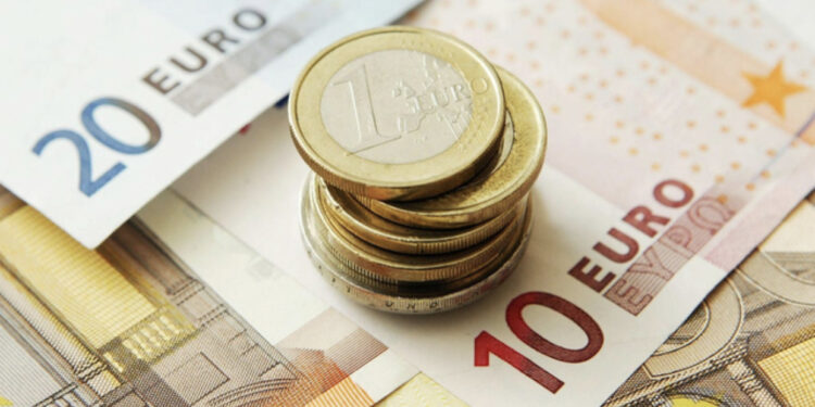 Këmbimi valutor 19 maj/ Me sa blihen e shiten dollari dhe euro, çfarë ndodh me monedhat e tjera