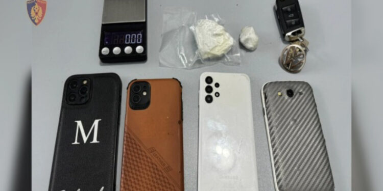 Po shisnin kokainë në berberhanë, në pranga 2 të rinj