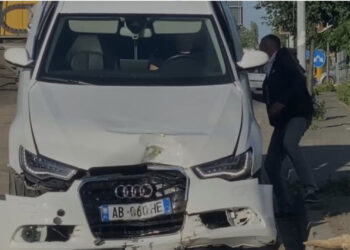 Aksident i frikshëm në Lezhë-Laç, ‘Audi’ përplaset me shtyllën e ndriçimit