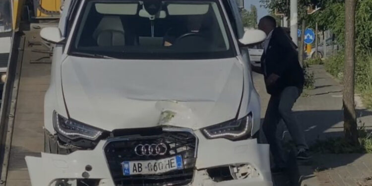 Aksident i frikshëm në Lezhë-Laç, ‘Audi’ përplaset me shtyllën e ndriçimit