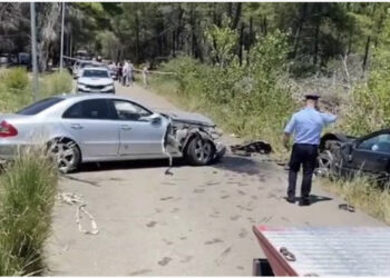 Aksident i rëndë në Vlorë/ Makinat e drejtuara nga adoleshentët përplasen “kokë më kokë”