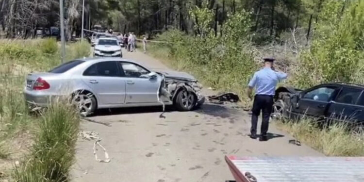 Aksident i rëndë në Vlorë/ Makinat e drejtuara nga adoleshentët përplasen “kokë më kokë”