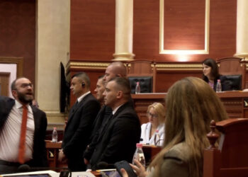 LIVE-Parlamenti/ Bardhi përplaset me Braçen: O gore, mbylle gojën! Mos më acaro nervat