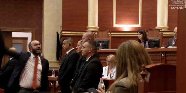 LIVE-Parlamenti/ Bardhi përplaset me Braçen: O gore, mbylle gojën! Mos më acaro nervat