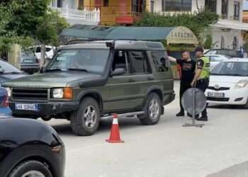 Vrasja e efektivit në Fier/ Policia fut në ‘skaner’ makinat në aksin Fier-Seman