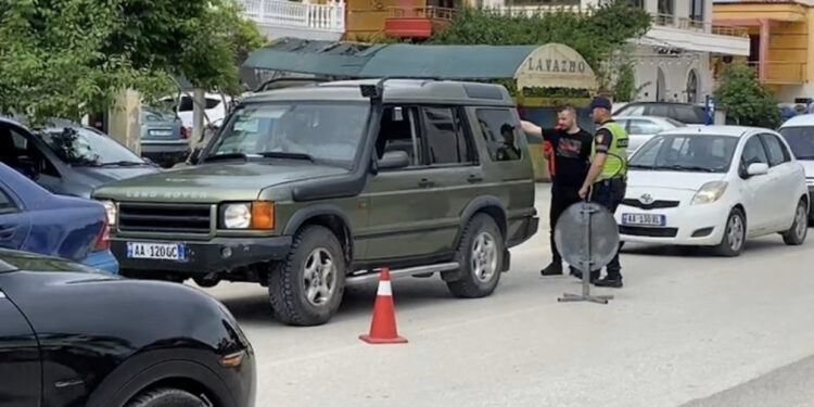 Vrasja e efektivit në Fier/ Policia fut në ‘skaner’ makinat në aksin Fier-Seman