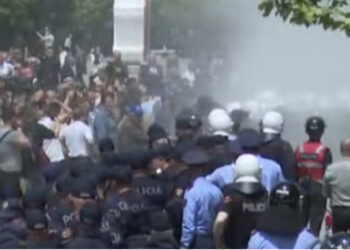 Përkeqësohet situata në protestë, protestuesit heqin me forcë barrierat metalike