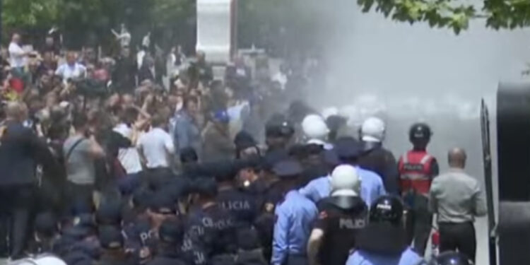Përkeqësohet situata në protestë, protestuesit heqin me forcë barrierat metalike