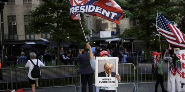 VOA: Ish-Presidenti Trump pritet ta shfrytëzojë vendimin kundër tij për të mobilizuar përkrahësit