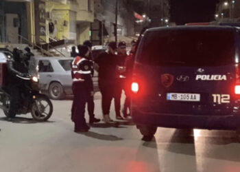 Gardisti tap në alkool përplas tre makina dhe ia mbath, i vihen prangat