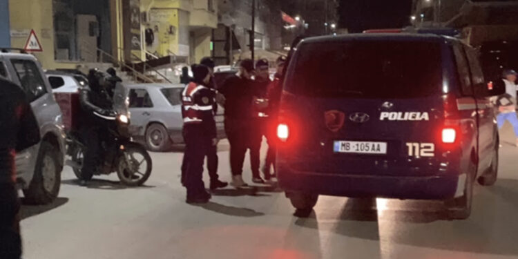 Gardisti tap në alkool përplas tre makina dhe ia mbath, i vihen prangat