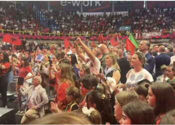 VIDEO/ Muzikë dhe flamuj kombëtar, atmosfera para takimit të Ramës me emigrantët