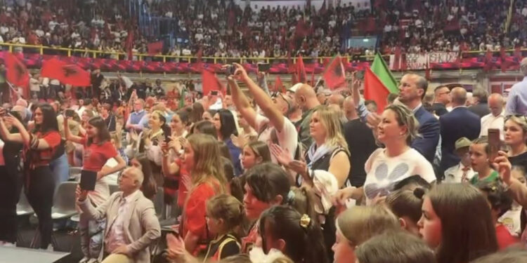 VIDEO/ Muzikë dhe flamuj kombëtar, atmosfera para takimit të Ramës me emigrantët