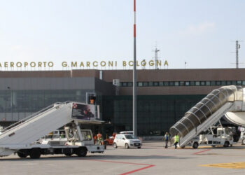 Alarm në aeroportin e Bolonjës/ Zbulohet një armë në skaner, pezullohen të gjitha fluturimet