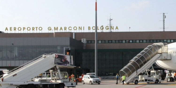 Alarm në aeroportin e Bolonjës/ Zbulohet një armë në skaner, pezullohen të gjitha fluturimet