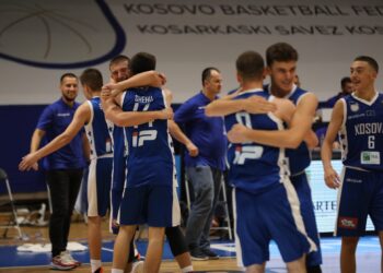 VIDEO/ Salla e basketbollit kthehet ne arenë sherri mes adoleshentëve