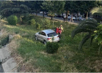 Bie makina e dytë në Lanë! Ka të plagosur
