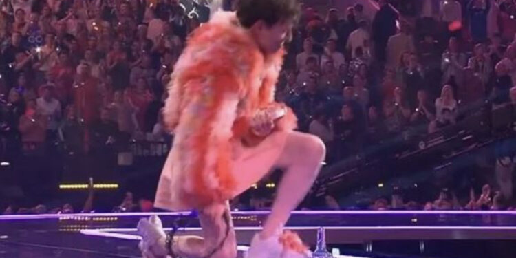 VIDEO/ Fitoi Eurovisionin, por këngëtari zviceran thyen trofeun: Kjo mund të riparohet, por…