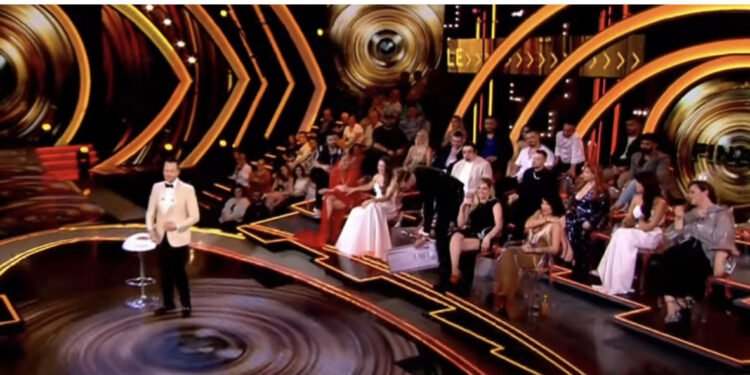 Shiko si Romeo Veshaj injoroi çekun e 10 mijë eurove si finalist, teksa vazhdoi të fliste me banorët pas eliminimit