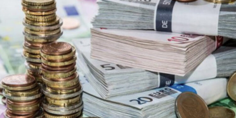 Euro vazhdon pikiatën, ja me sa këmbehen sot monedhat e huaja