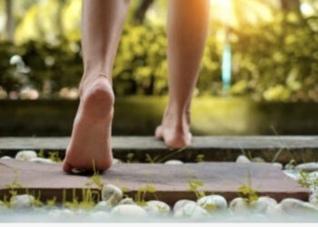 Parandalon sëmundjet e zemrës, ja çfarë përfitimesh ka ecja zbathur për shëndetin