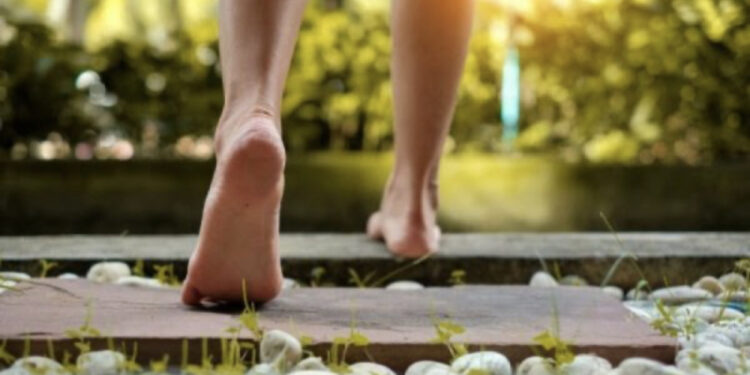 Parandalon sëmundjet e zemrës, ja çfarë përfitimesh ka ecja zbathur për shëndetin