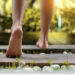 Parandalon sëmundjet e zemrës, ja çfarë përfitimesh ka ecja zbathur për shëndetin