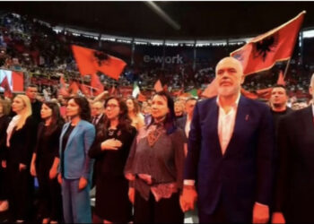 LIVE-Me himnin kombëtar, Rama mbërrin në pallatin e sporteve të veshur kuqezi