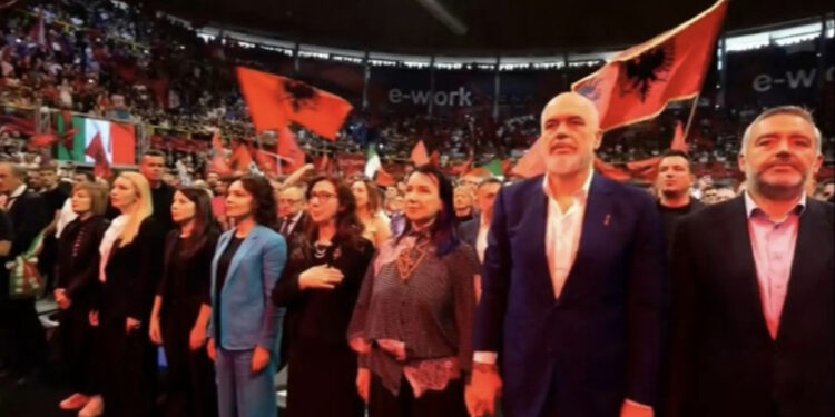 LIVE-Me himnin kombëtar, Rama mbërrin në pallatin e sporteve të veshur kuqezi