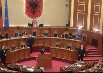 Plas debati mes Shehajt dhe Manjas: Do t’i shkul veshët