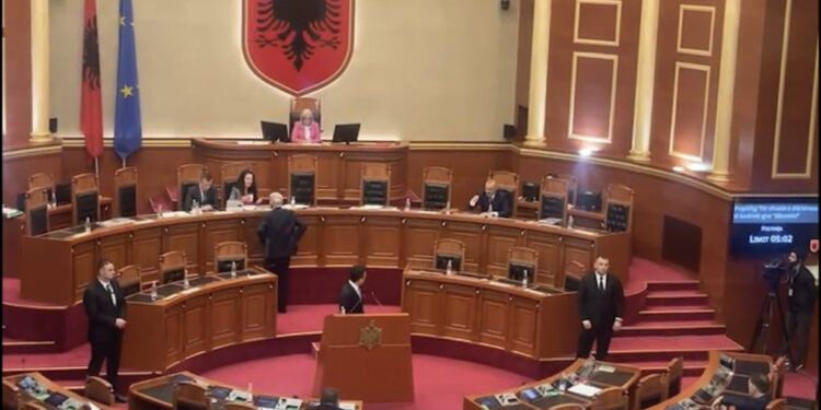 Plas debati mes Shehajt dhe Manjas: Do t’i shkul veshët