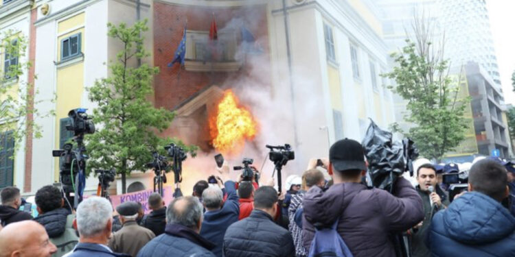 Sot protesta! Policia ‘blindon’ Bashkinë, ja rrugët që do bllokohen