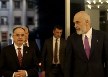 BIRN: Besimi tek institucionet politike pëson sërish rënie në Shqipëri