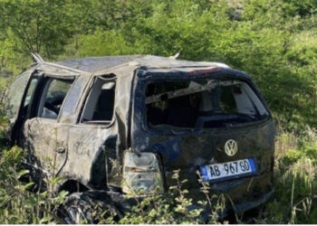 Automjeti del nga rruga dhe përfundon në një tokë djerrë, plagosen burrë e grua në Elbasan