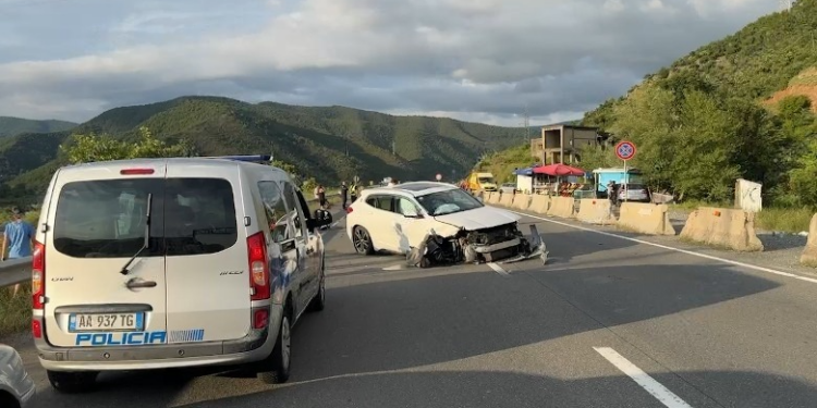 Aksident i dyfishtë në rrugën e Kombit, raportohet një i plagosur