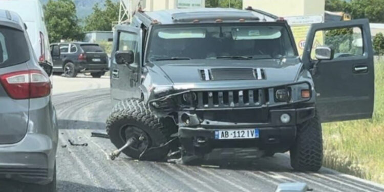 “Hummer”-i u përplas me “Smart-in”, identifikohen drejtuesit e mjeteve në Sarandë