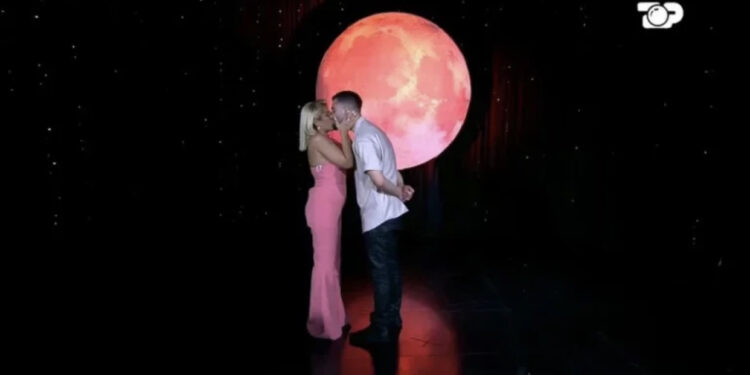 Takimi surprizues mes Ilnisës e Meritonit, çifti shpërthen në lot