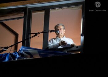 Berisha: Banditi Erion Veliaj përdori të shoqen e tij për të vendosur skulptura në vendin e krimit monstruoz