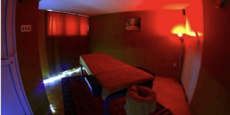 Zbulohet qendra e masazhit e kthyer në “fole” prostitucioni në Tiranë, arrestohet menaxherja